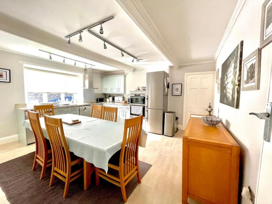 Luxury Hebden Bridge apartment with river views - Housity