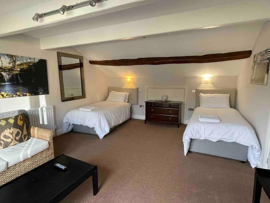 Luxury Hebden Bridge apartment with river views - Housity