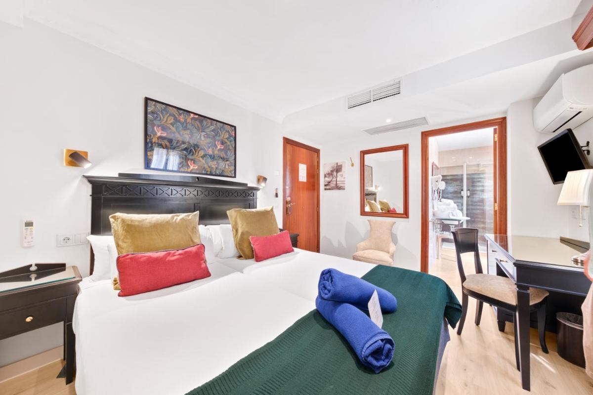 Cama o camas de una habitación en Hotel Ciutat Jardi