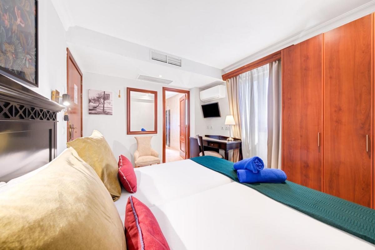Una televisión o centro de entretenimiento en Hotel Ciutat Jardi