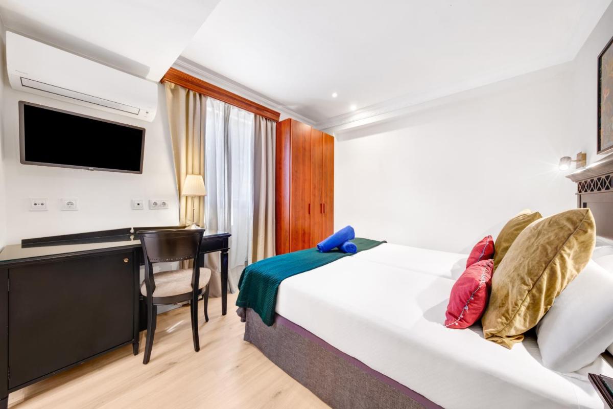 Una televisión o centro de entretenimiento en Hotel Ciutat Jardi