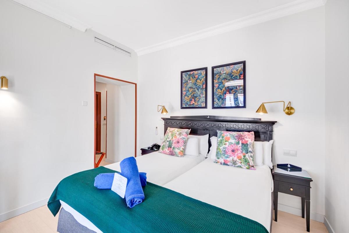 Cama o camas de una habitación en Hotel Ciutat Jardi