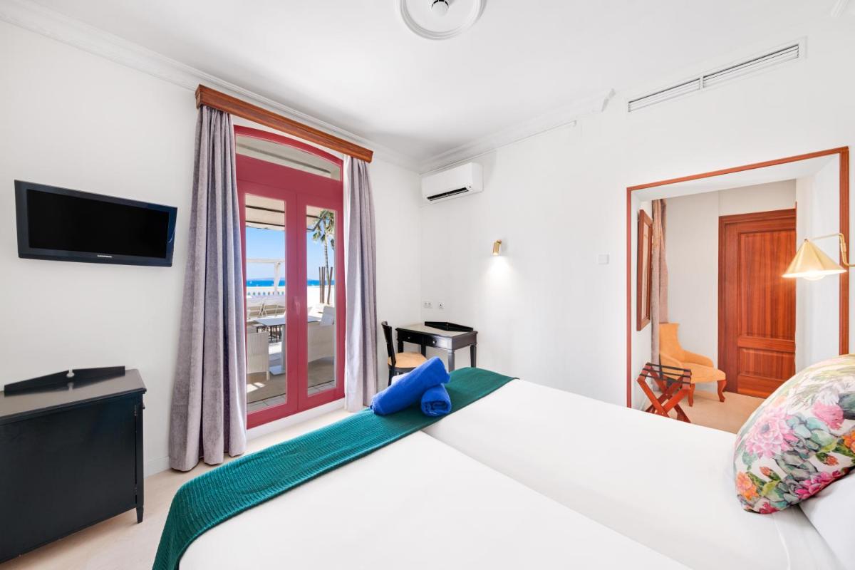 Una televisión o centro de entretenimiento en Hotel Ciutat Jardi