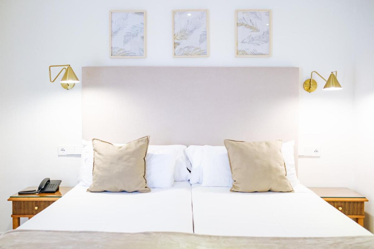 Cama o camas de una habitación en Hotel Ciutat Jardi