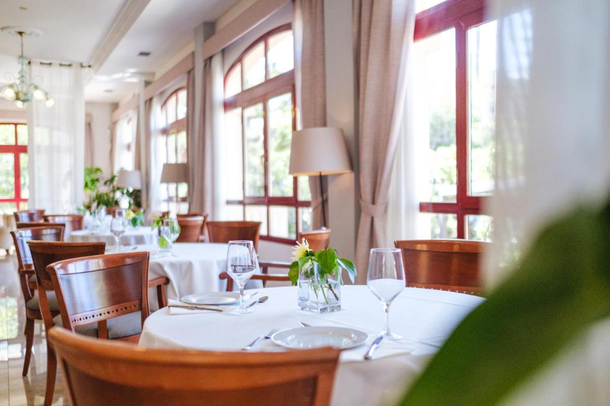 Un restaurante o sitio para comer en Hotel Ciutat Jardi
