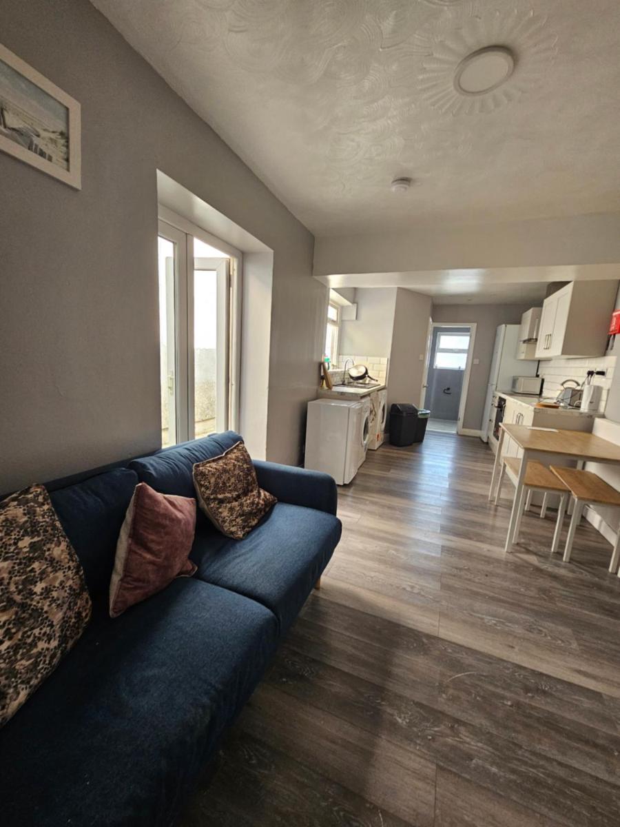 Premium Guesthouse Accommodation for Professionals and Students near Cardiff City Centre - Housity