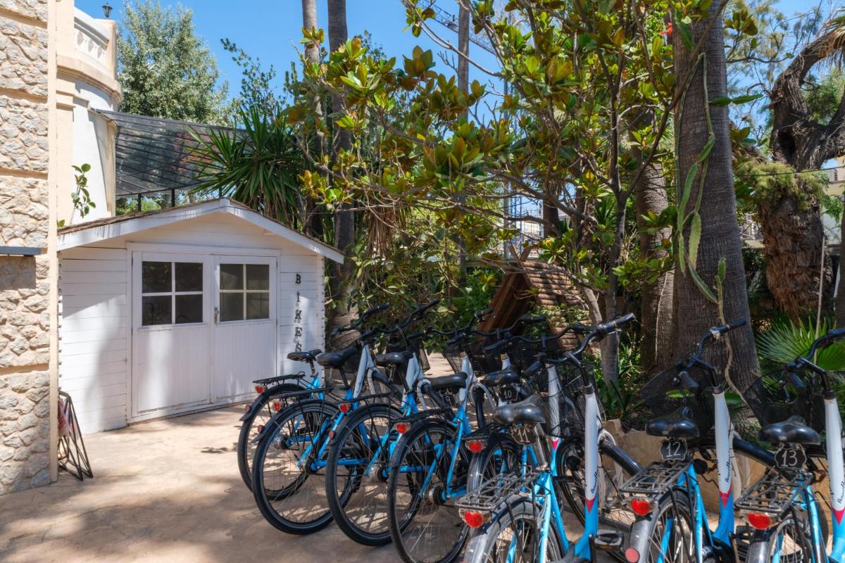 Montar en bicicleta en Hotel Ciutat Jardi o alrededores