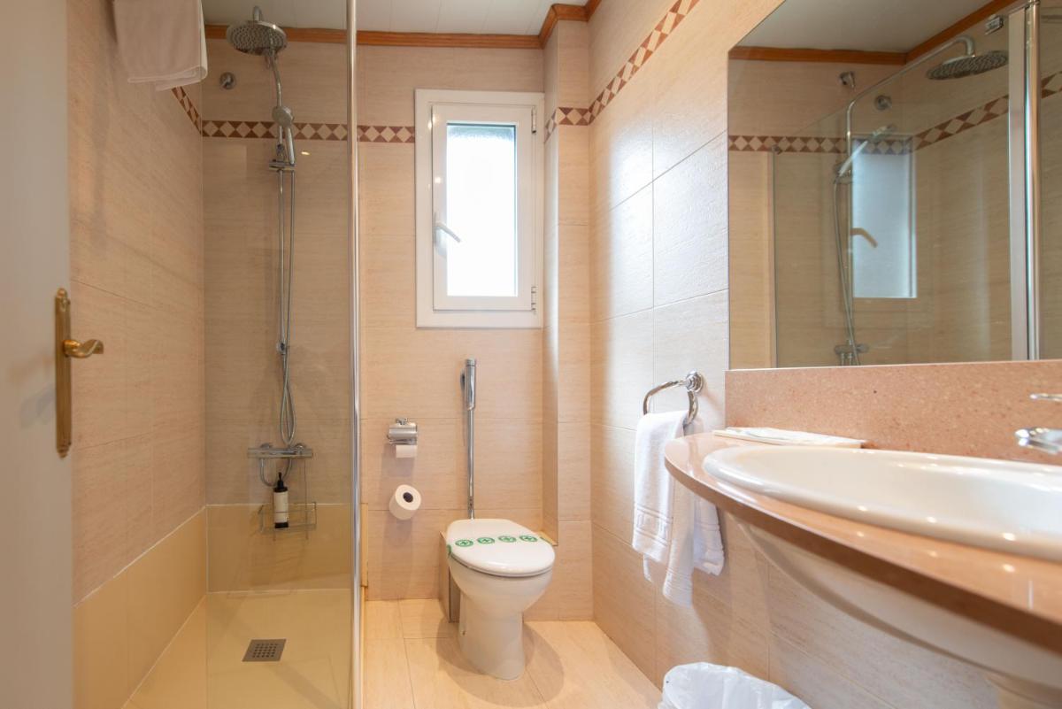 Un baño de Hotel Restaurant Pessets & SPA