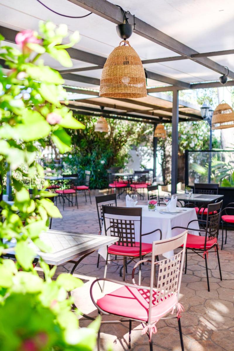 Un restaurante o sitio para comer en Hotel Ciutat Jardi