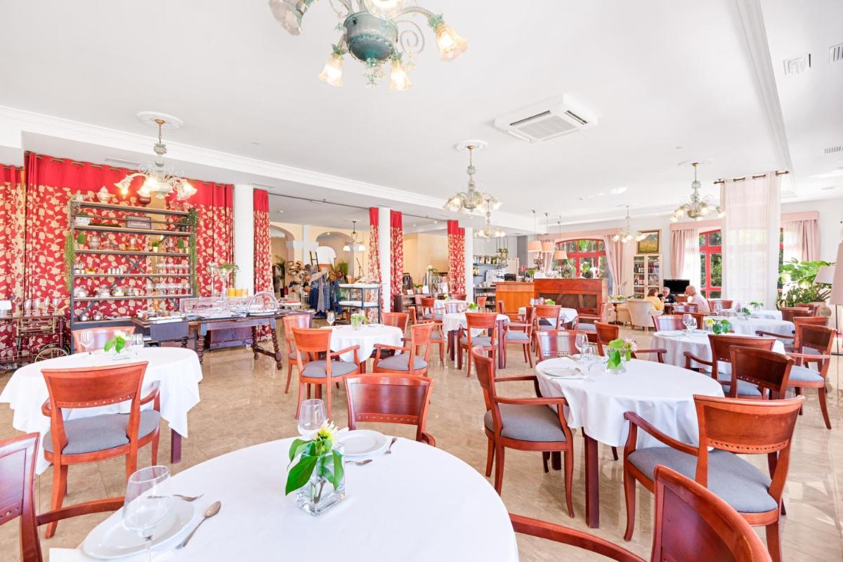 Un restaurante o sitio para comer en Hotel Ciutat Jardi