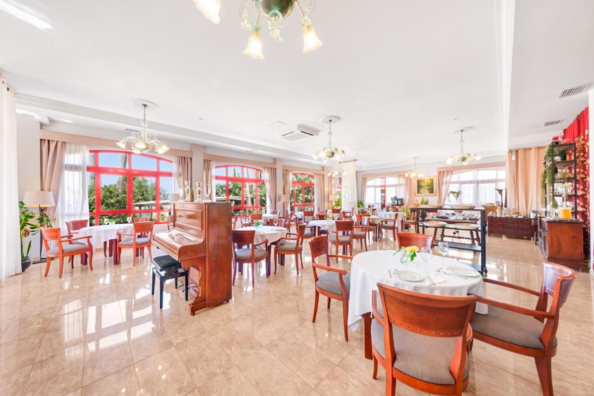 Un restaurante o sitio para comer en Hotel Ciutat Jardi