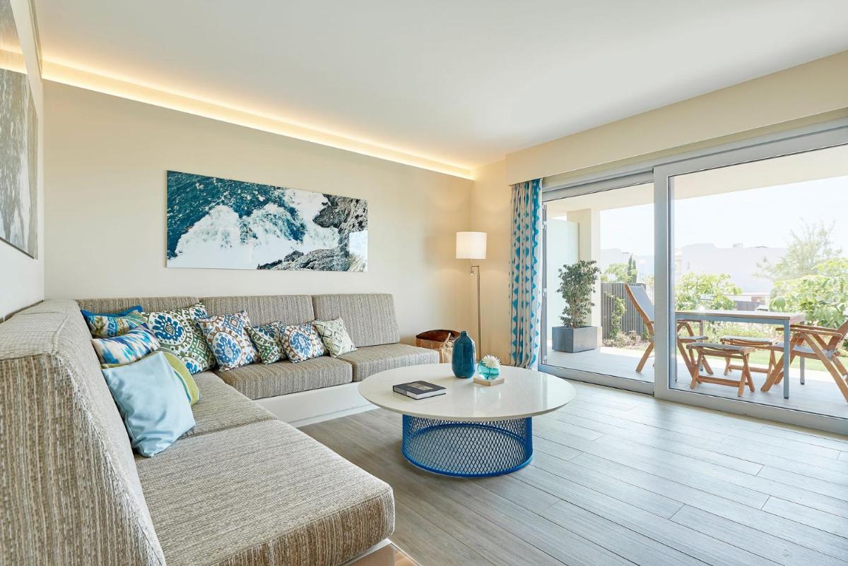 Zona de estar de 7Pines Resort Ibiza, part of Destination by Hyatt