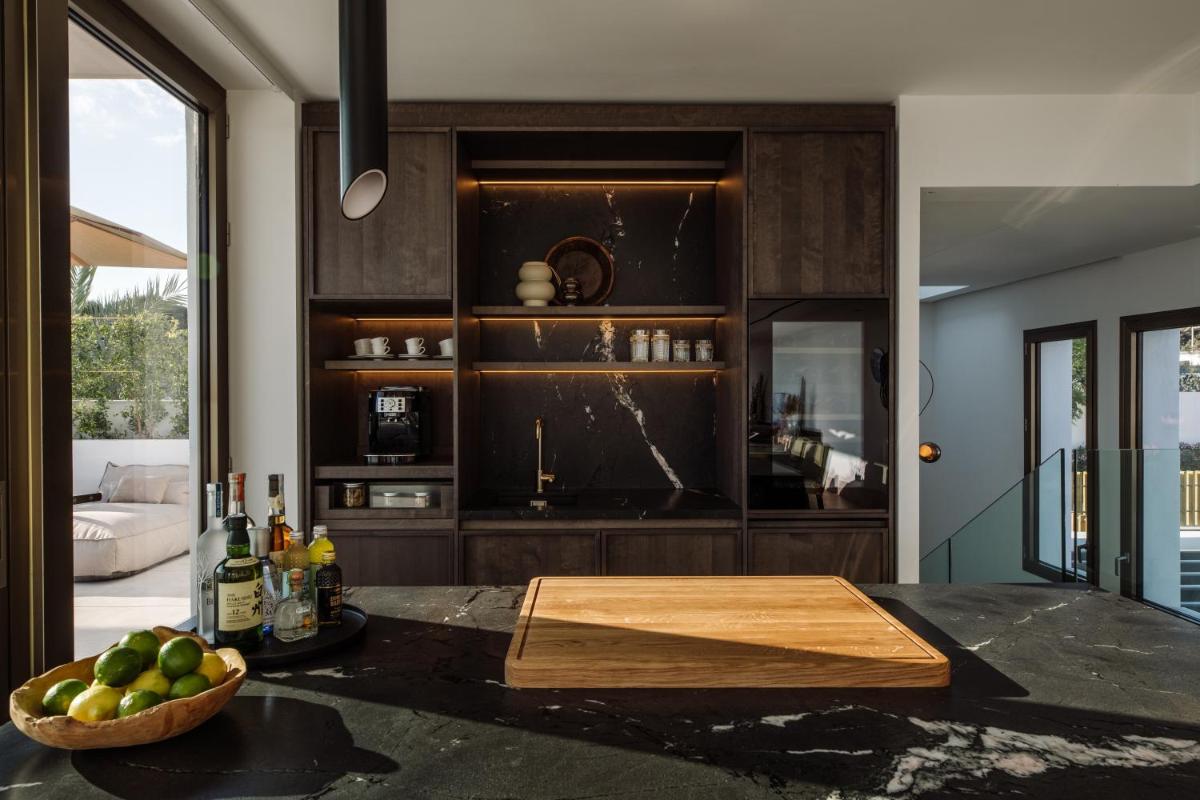 Una cocina o zona de cocina en 7Pines Resort Ibiza, part of Destination by Hyatt