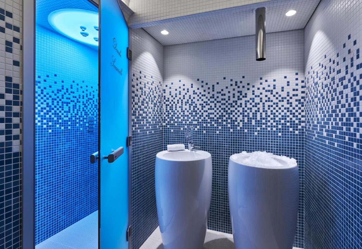 Salle de bains dans l'établissement La Réserve de Beaulieu