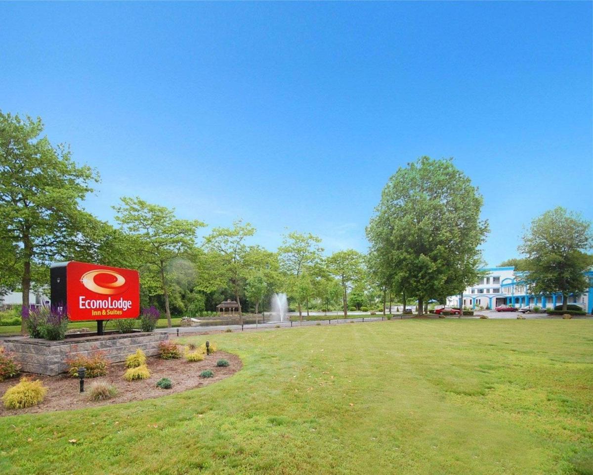 Econo Lodge Inn & Suites Old Saybrook - Westbrook - Housity