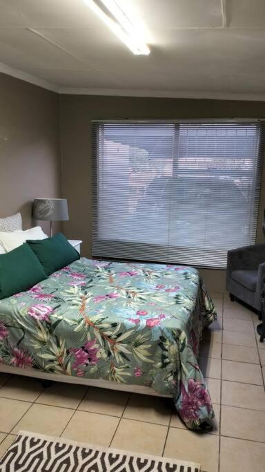 Guest Suite in Roodepoort with private access - Housity