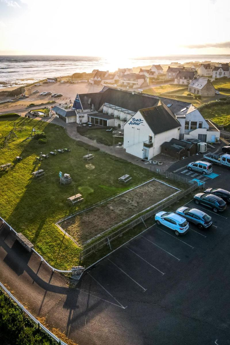 - une vue aérienne sur un parking à côté de la plage dans l'établissement Breiz Armor, à Pouldreuzic