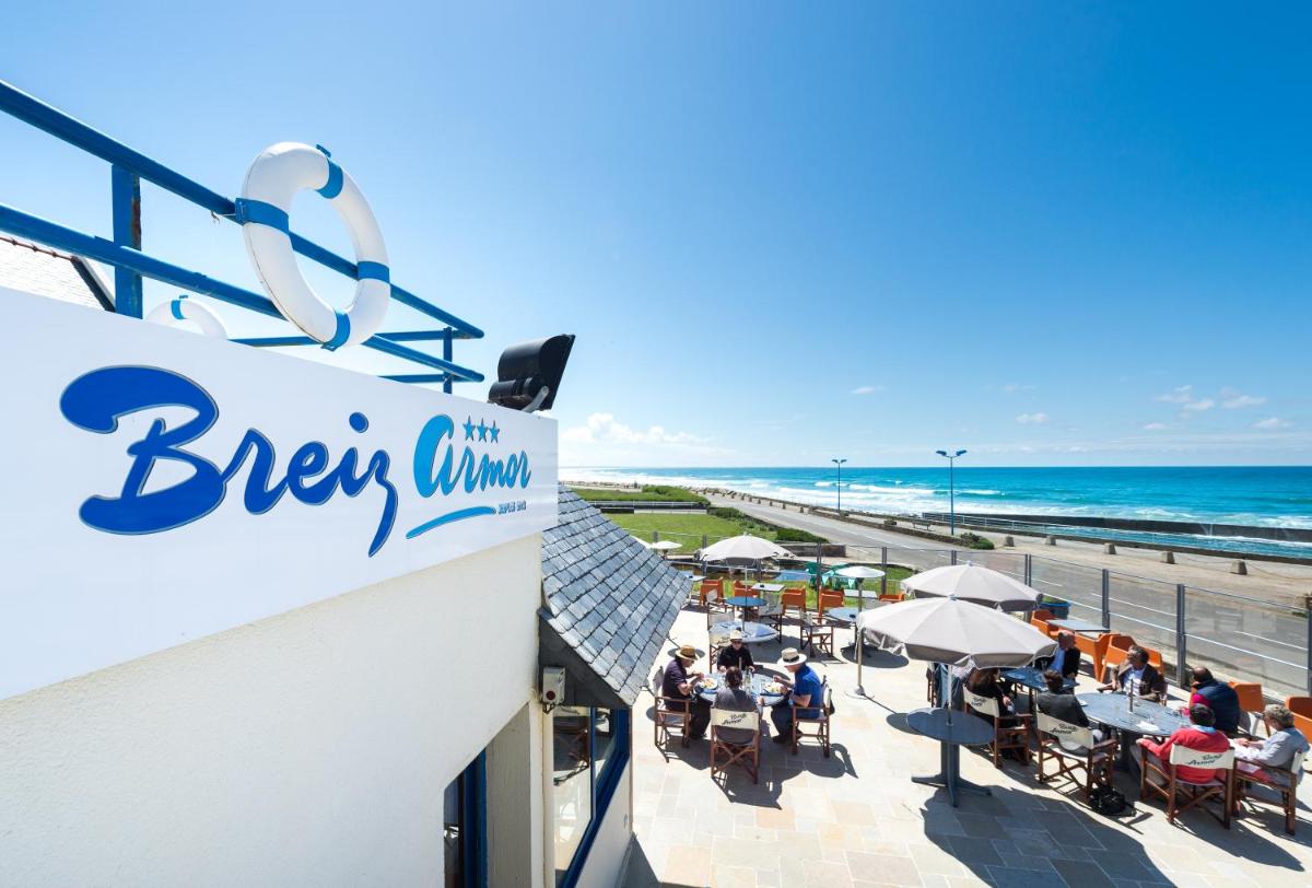 - une vue sur la plage depuis le balcon d'un restaurant de plage dans l'établissement Breiz Armor, à Pouldreuzic