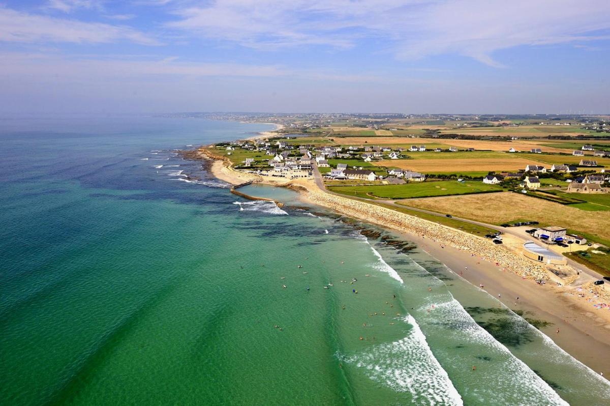 une vue aérienne d'une plage et de l'océan dans l'établissement Breiz Armor, à Pouldreuzic