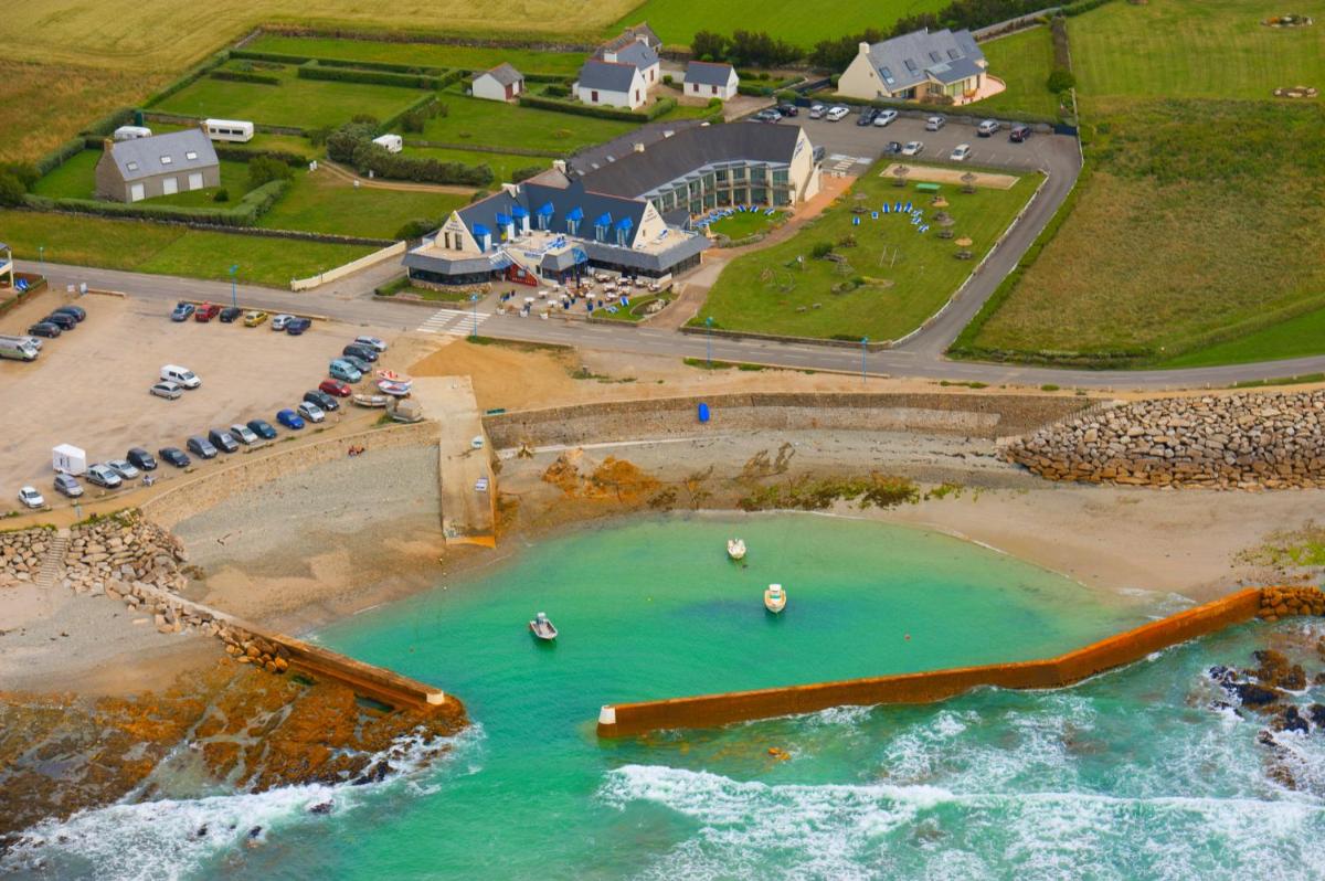 une vue aérienne d'une plage avec des bateaux dans l'eau dans l'établissement Breiz Armor, à Pouldreuzic