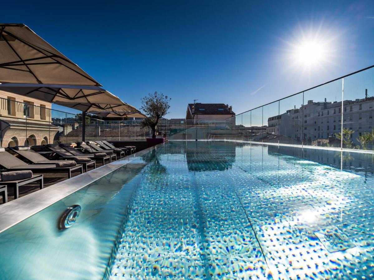 une piscine au sommet d'un immeuble dans l'établissement Five Seas Cannes, a Member of Design Hotels™, à Cannes