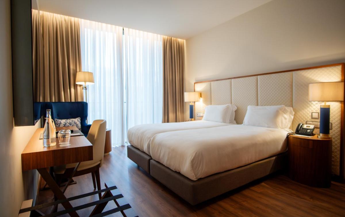 Uma cama ou camas num quarto em Boeira Garden Hotel Porto Gaia, Curio Collection by Hilton