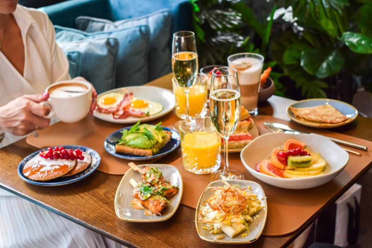 - une table avec des assiettes de nourriture et des verres de champagne dans l'établissement Five Seas Cannes, a Member of Design Hotels™, à Cannes 62 autres photos