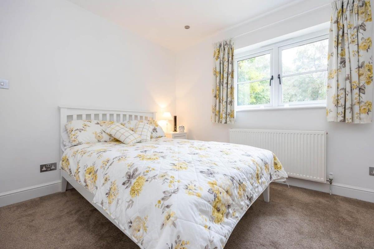 Countryside Cottage with Stunning Views - Housity