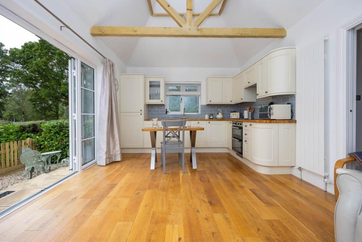 Countryside Cottage with Stunning Views - Housity