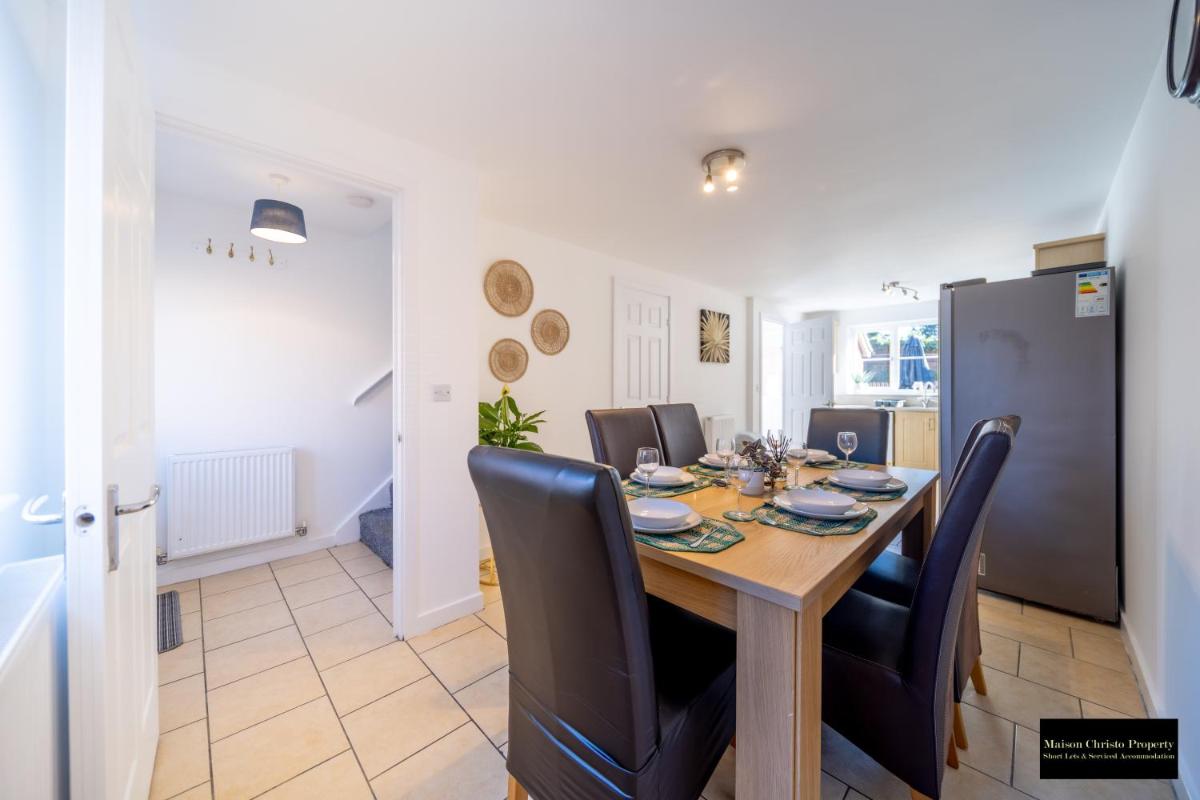 Reams Way 5Bedroom Apt Sleeps 13 in Sittingbourne with Wifi & Free Parking By Maison Christo Property Short Lets & Serviced Accommodation - Housity