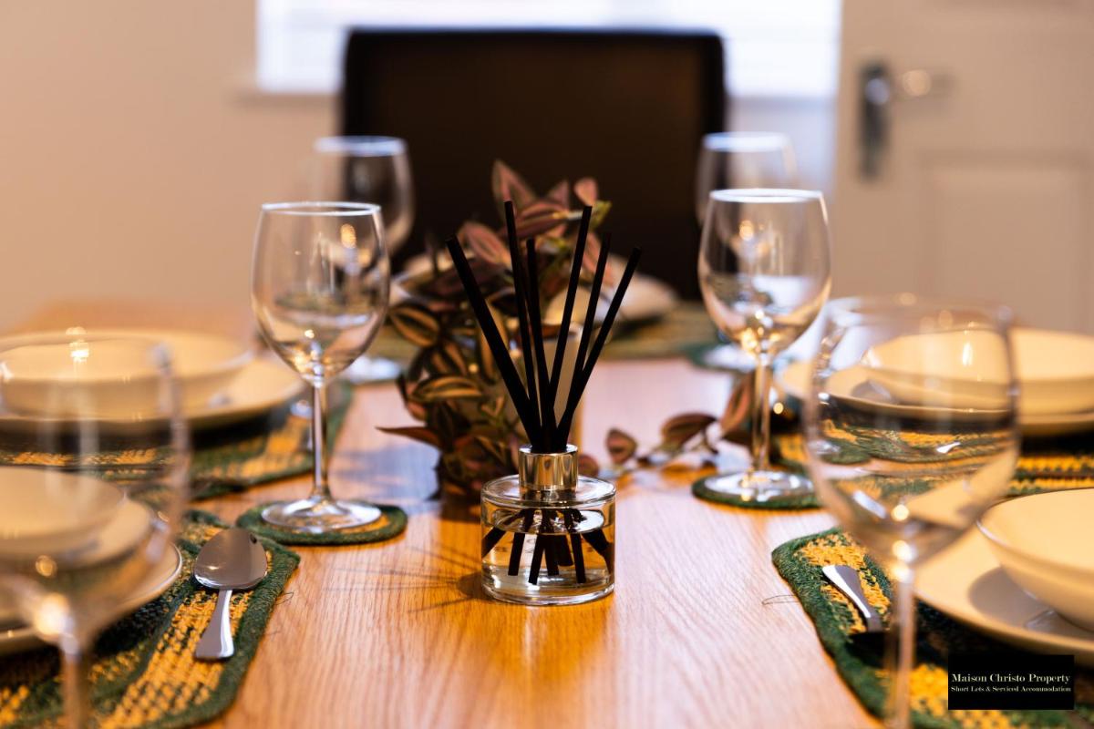 Reams Way 5Bedroom Apt Sleeps 13 in Sittingbourne with Wifi & Free Parking By Maison Christo Property Short Lets & Serviced Accommodation - Housity