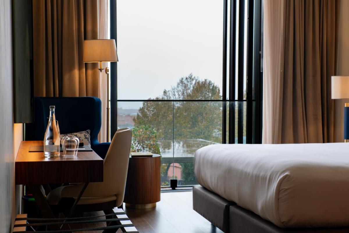 Uma cama ou camas num quarto em Boeira Garden Hotel Porto Gaia, Curio Collection by Hilton