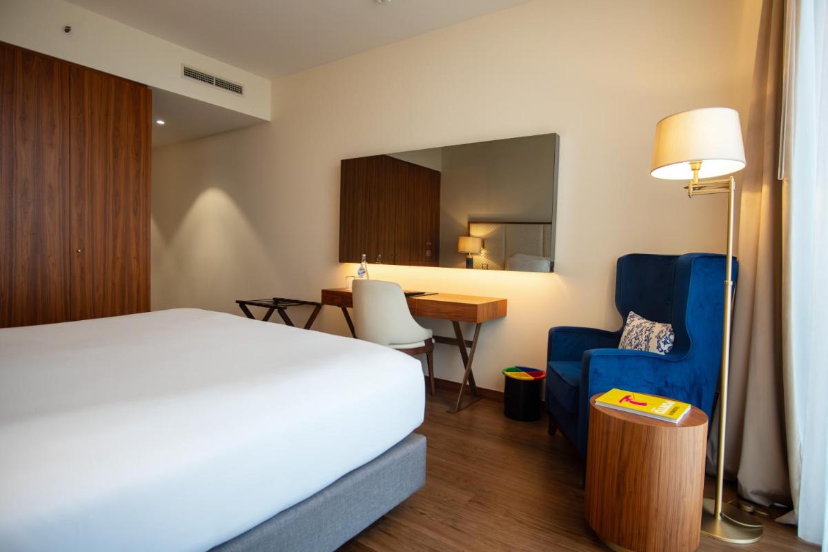 Uma cama ou camas num quarto em Boeira Garden Hotel Porto Gaia, Curio Collection by Hilton