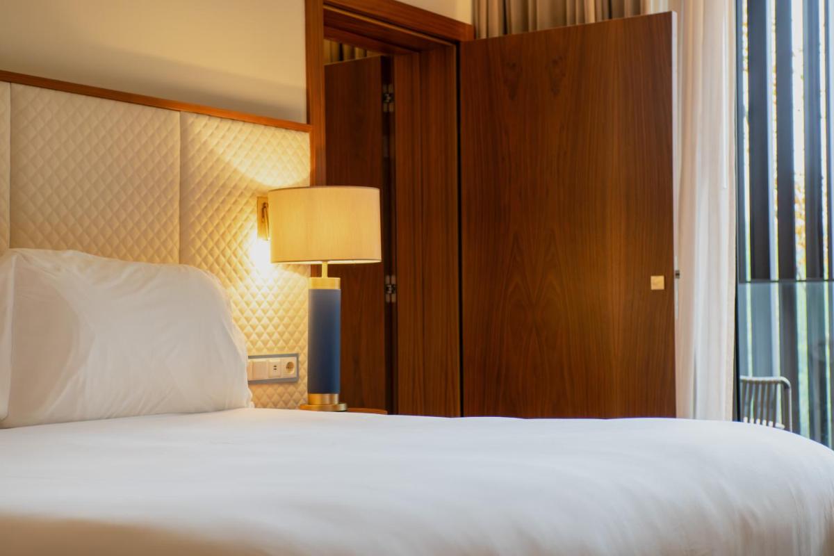 Uma cama ou camas num quarto em Boeira Garden Hotel Porto Gaia, Curio Collection by Hilton