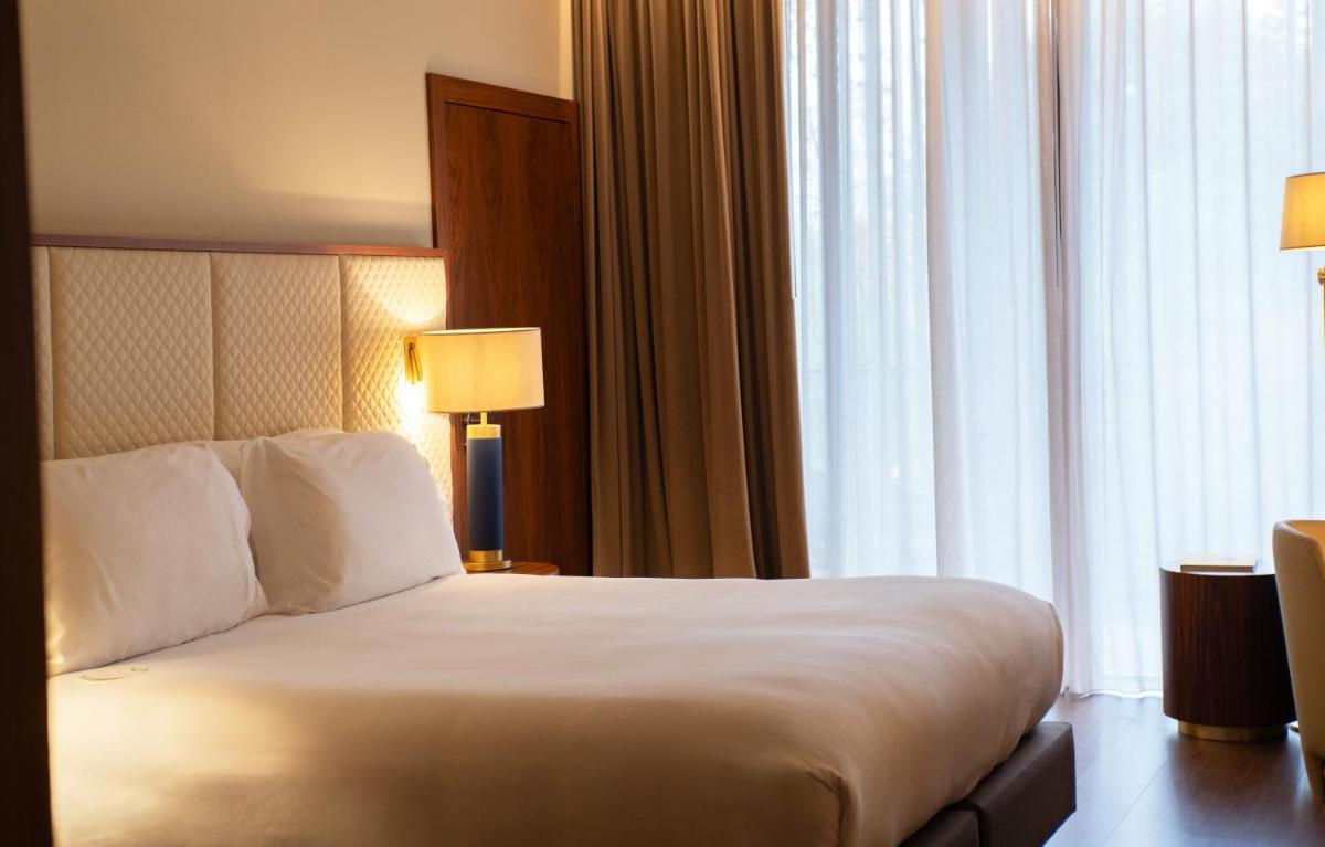Uma cama ou camas num quarto em Boeira Garden Hotel Porto Gaia, Curio Collection by Hilton