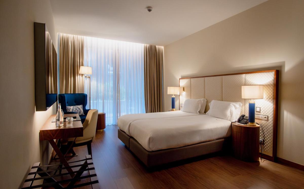 Uma cama ou camas num quarto em Boeira Garden Hotel Porto Gaia, Curio Collection by Hilton