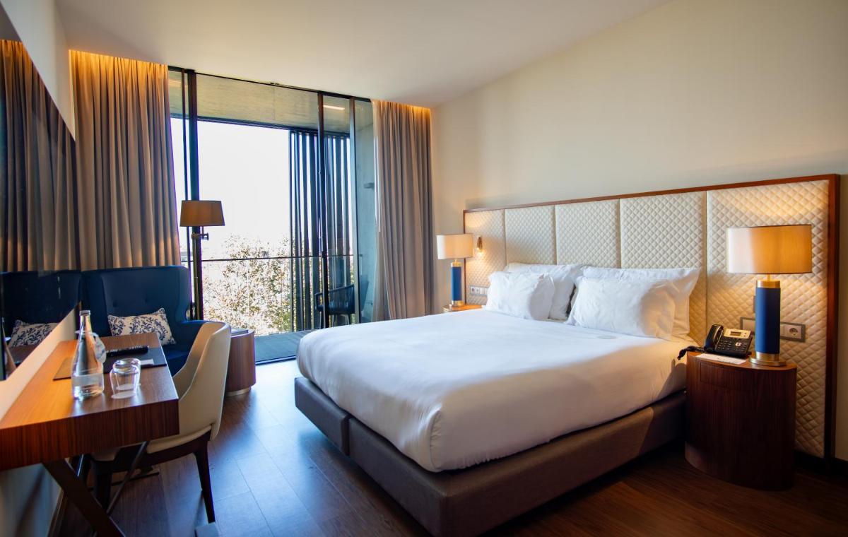 Uma cama ou camas num quarto em Boeira Garden Hotel Porto Gaia, Curio Collection by Hilton