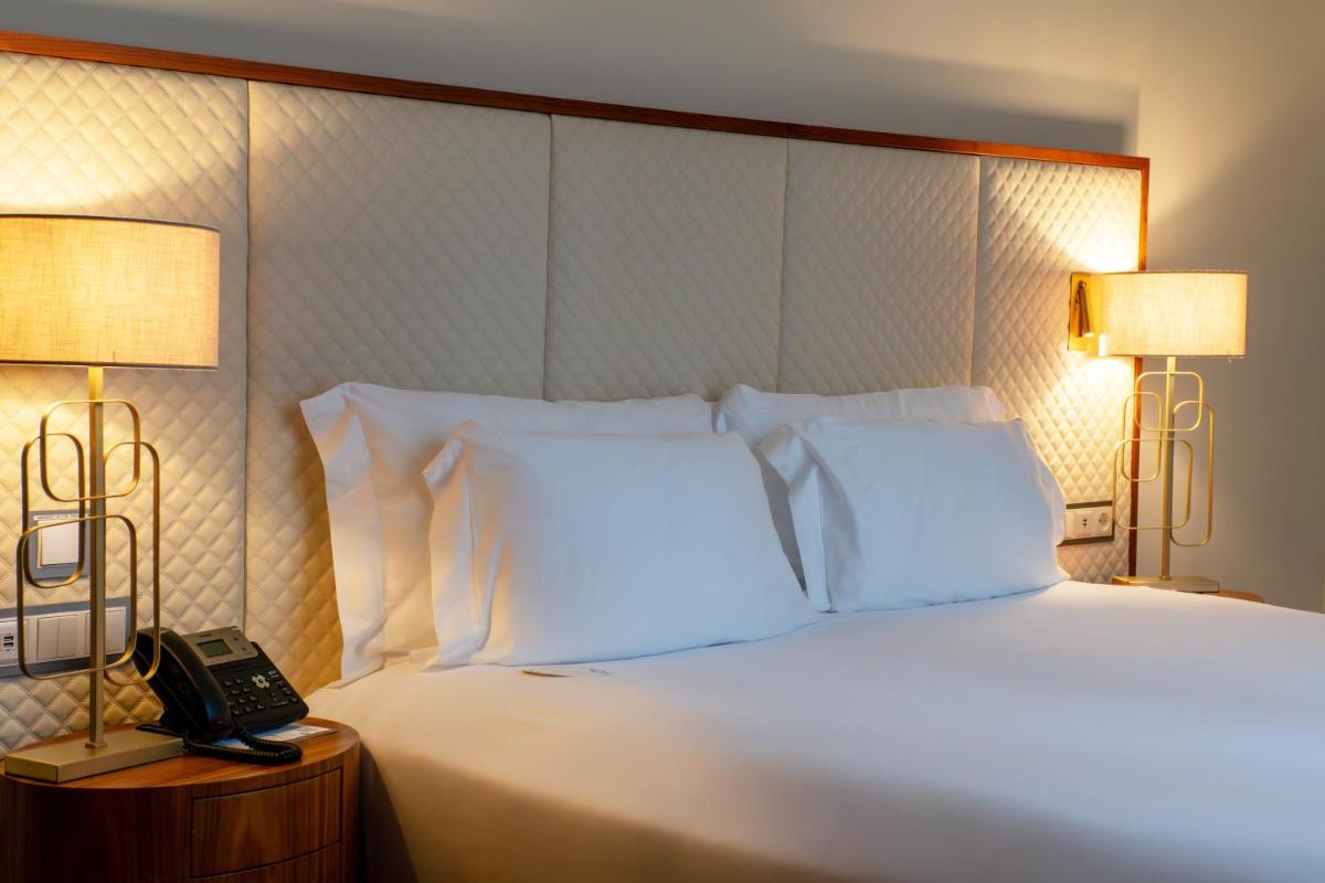 Uma cama ou camas num quarto em Boeira Garden Hotel Porto Gaia, Curio Collection by Hilton