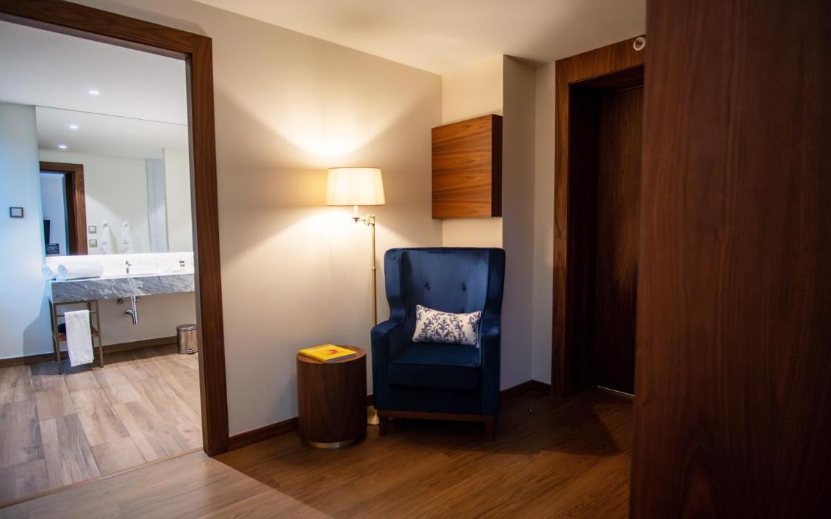 Uma cama ou camas num quarto em Boeira Garden Hotel Porto Gaia, Curio Collection by Hilton