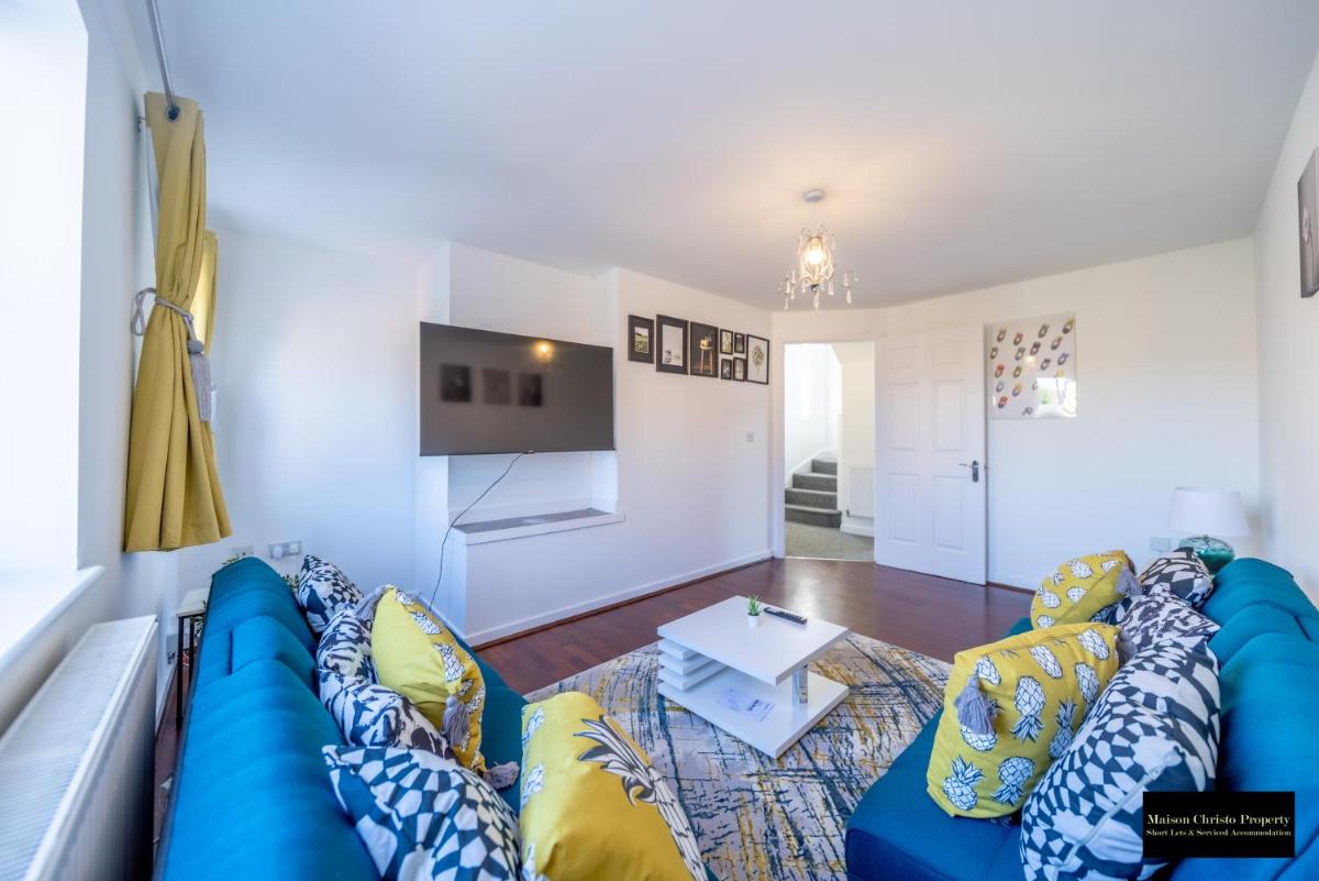 Reams Way 5Bedroom Apt Sleeps 13 in Sittingbourne with Wifi & Free Parking By Maison Christo Property Short Lets & Serviced Accommodation - Housity