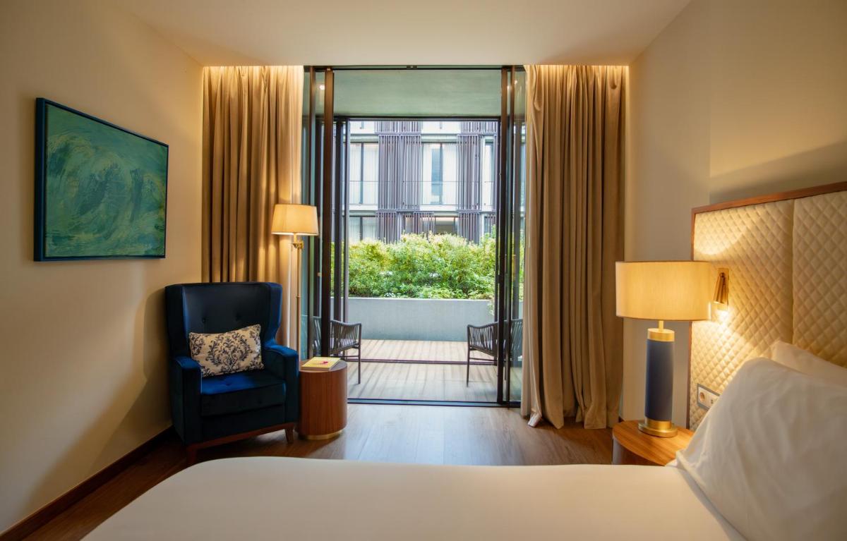 Uma cama ou camas num quarto em Boeira Garden Hotel Porto Gaia, Curio Collection by Hilton