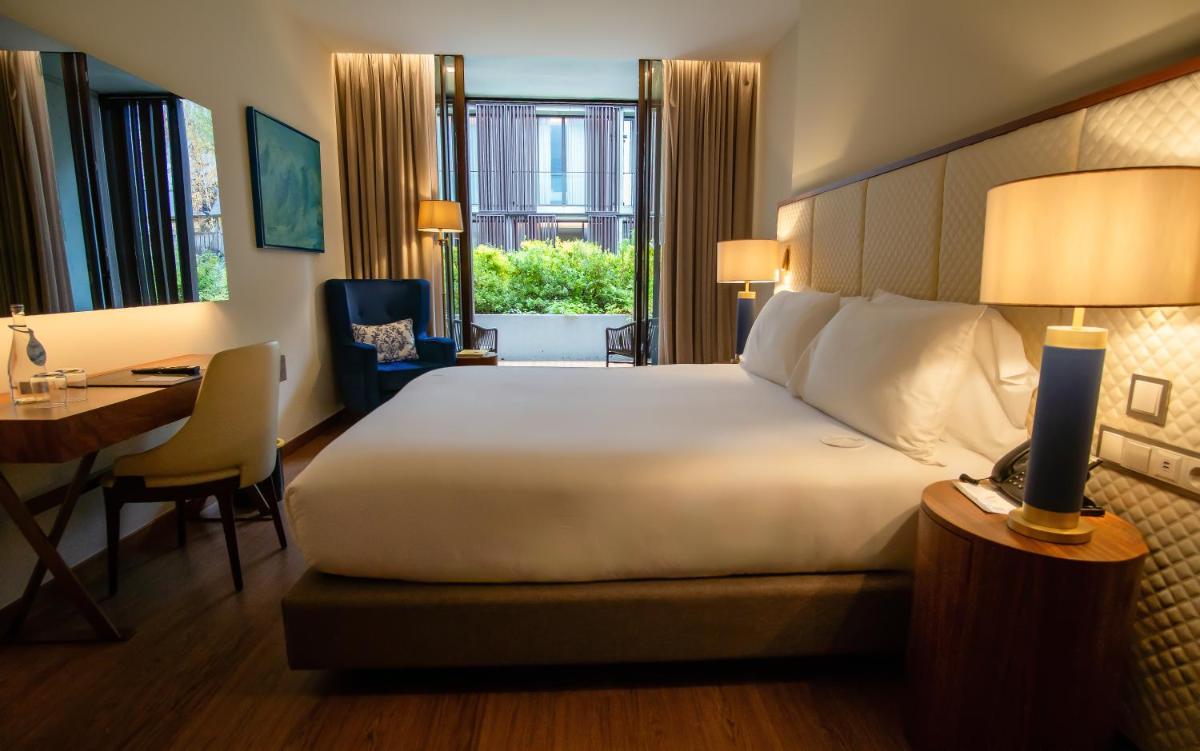 Uma cama ou camas num quarto em Boeira Garden Hotel Porto Gaia, Curio Collection by Hilton