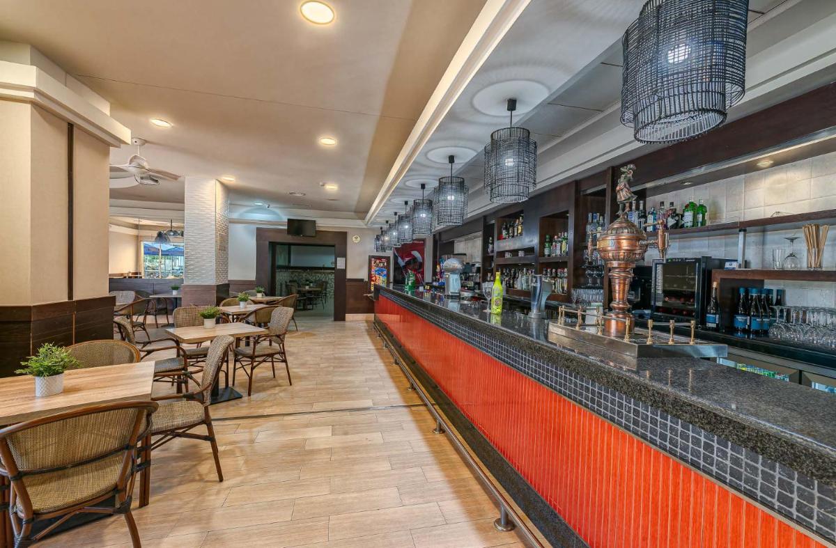 El salón o zona de bar de Benalmadena Palace Spa