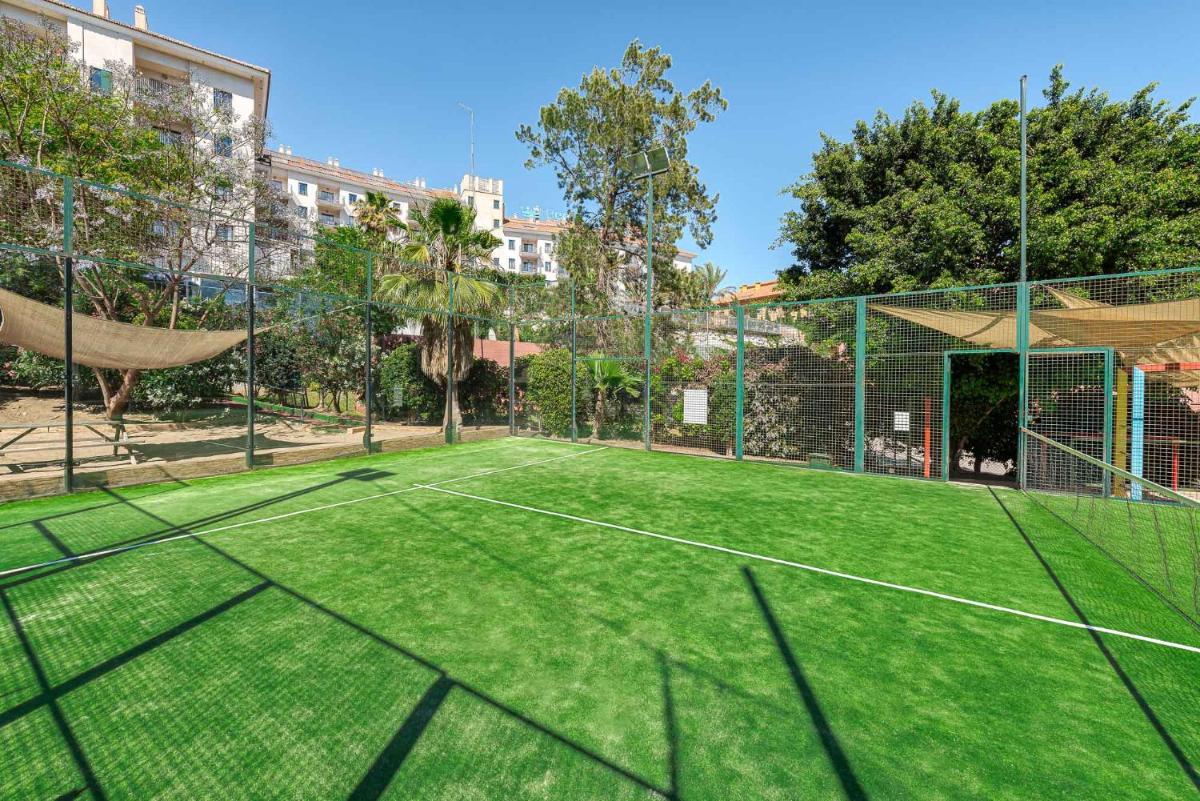Instalaciones para jugar a tenis o squash en Benalmadena Palace Spa o alrededores