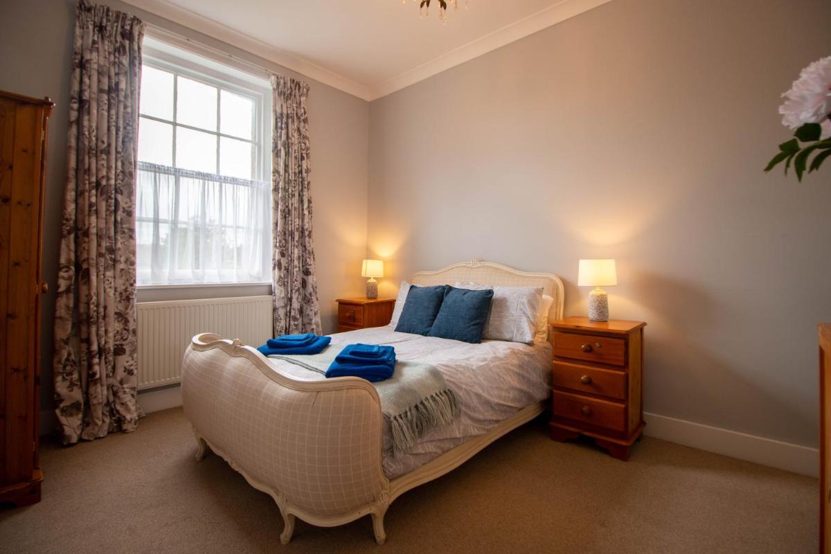 Grand 2 bed Georgian apartment at Florence House with king bed, in the heart of Herne Bay & 300m from beach - Housity