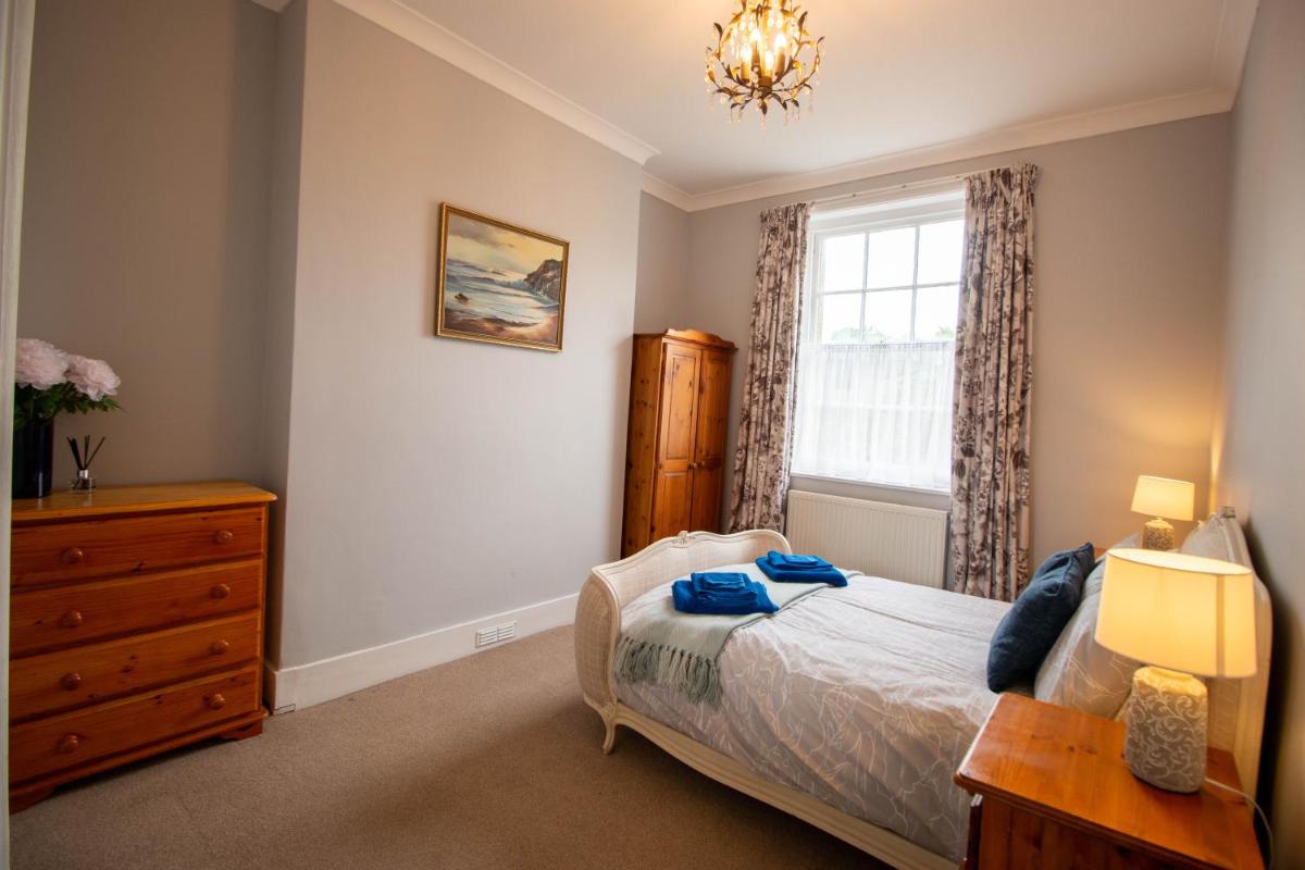 Grand 2 bed Georgian apartment at Florence House with king bed, in the heart of Herne Bay & 300m from beach - Housity