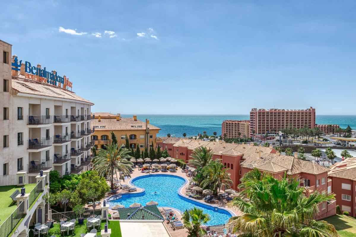 Una vista aérea de un complejo turístico con piscina. en Benalmadena Palace Spa, en Benalmádena