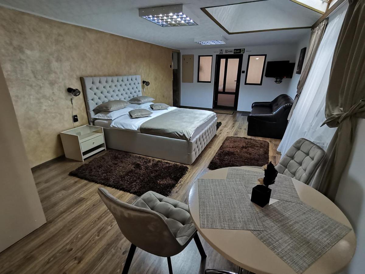 Shelby Accommodation -Adult Only- - Housity