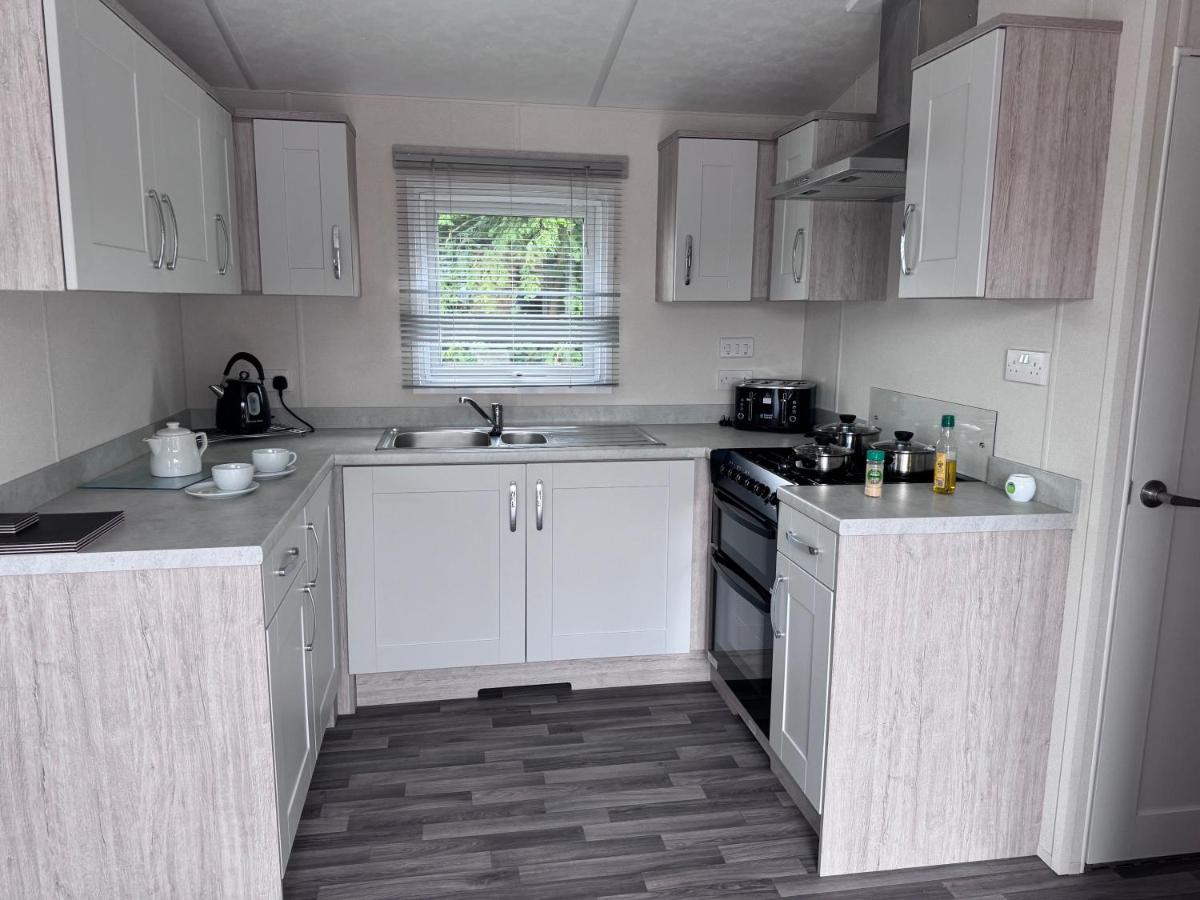 Hot Tub Lodge - York - Fishing Lakes - Free Parking - 5 Star Country Park - 5 - Housity