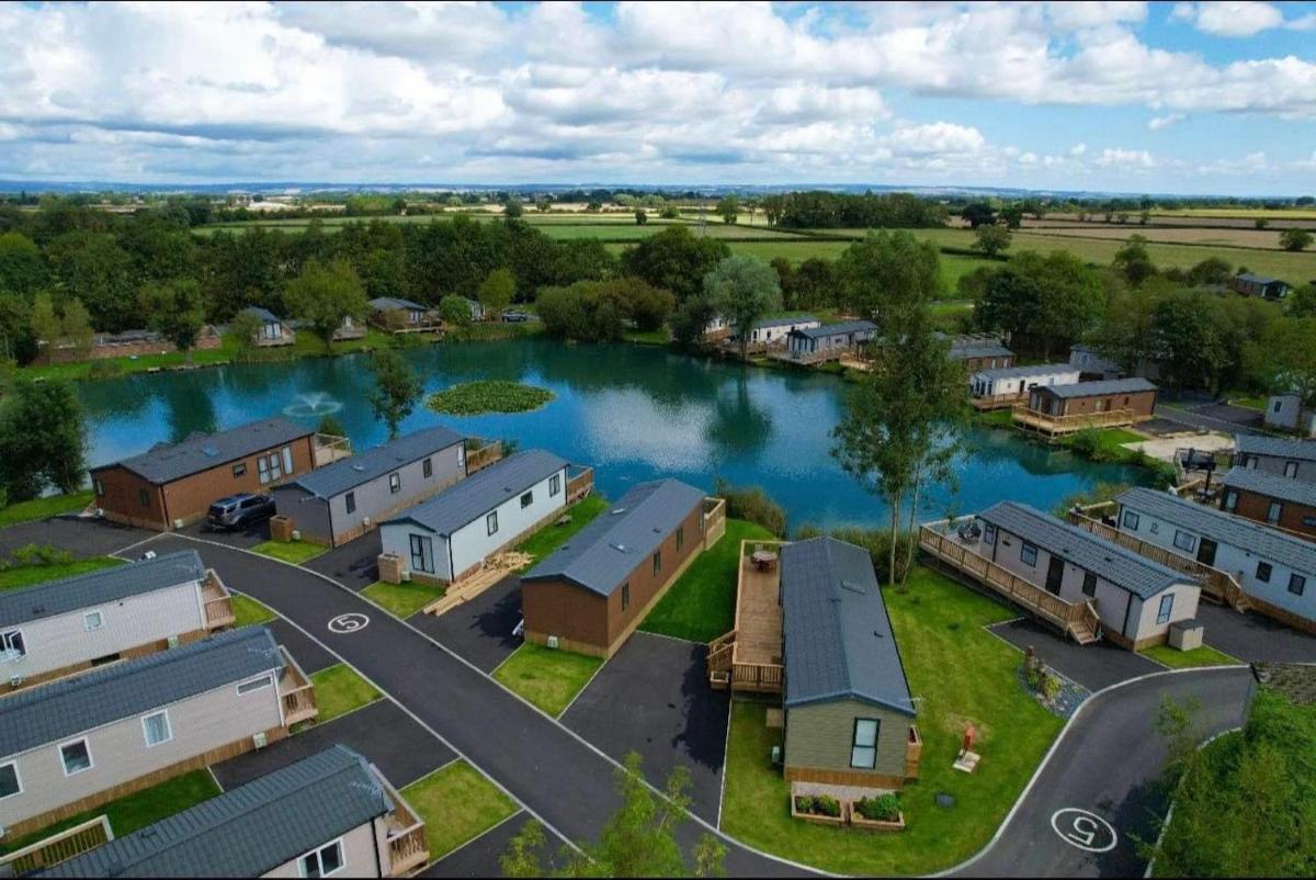 Hot Tub Lodge - York - Fishing Lakes - Free Parking - 5 Star Country Park - 5 - Housity